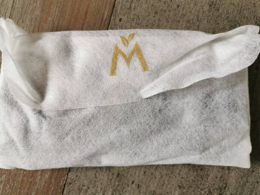 Die Schutzfolie sieht mit dem goldenen Aufdruck edel aus.